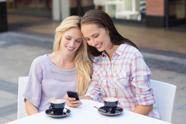 Mulheres felizes amigos olhando para smartphone — Fotografia de Stock