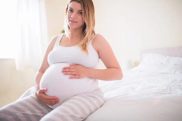 Zwangere vrouw met haar bump — Stockfoto