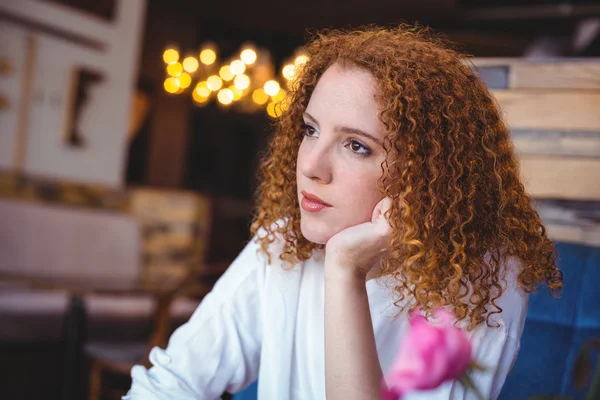 Mujer joven perdida en sus pensamientos —  Fotos de Stock