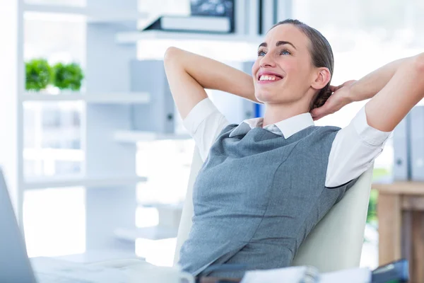 Geschäftsfrau entspannt im Drehstuhl — Stockfoto