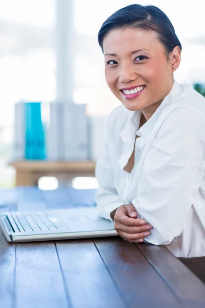 Glad affärskvinna tittar på kameran — Stockfoto