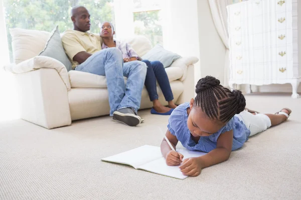 Glückliche Familie im Wohnzimmer — Stockfoto