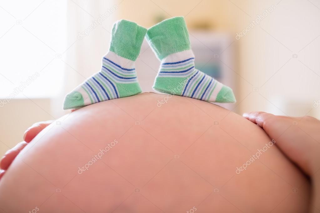 Chaussures De Bebe Sur Le Ventre De La Femme Enceinte Image Libre De Droit Par Wavebreakmedia C