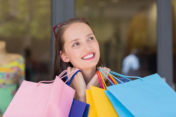 Gelukkige vrouw met shopping tassen — Stockfoto
