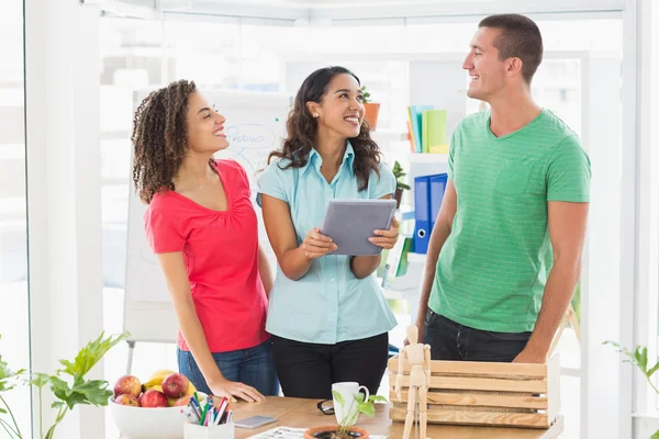 Casual Business Team schaut sich gemeinsam Tablet an — Stockfoto