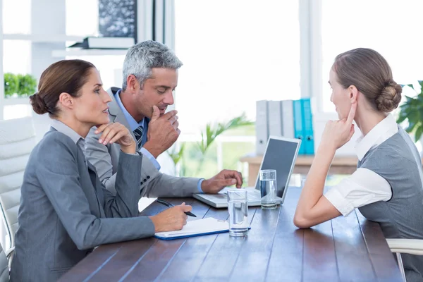 Business mensen interviewen jonge zakenvrouw — Stockfoto