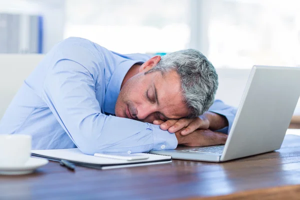 Biznesmen spanie na komputerze przenośnym — Zdjęcie stockowe