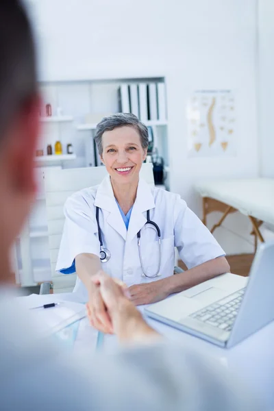 Médico femenino temblando la mano con el paciente — Foto de Stock