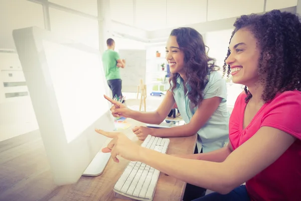 Collega's met behulp van een computer — Stockfoto