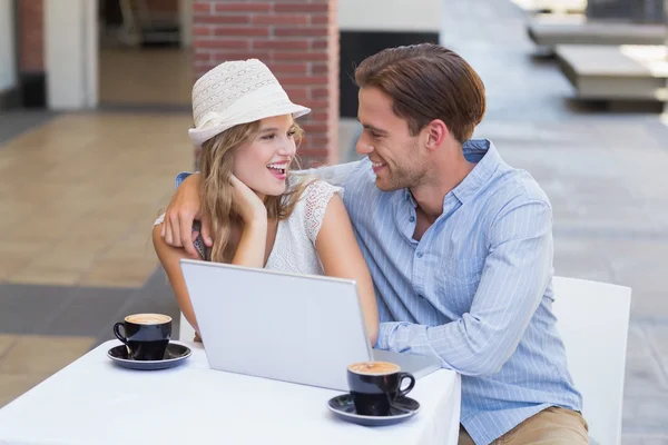 Lächelndes süßes Paar diskutiert zusammen — Stockfoto