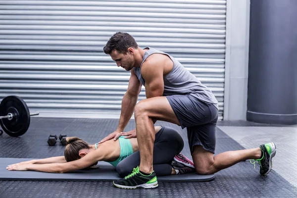 Casal muscular fazendo um alongamento do corpo — Fotografia de Stock