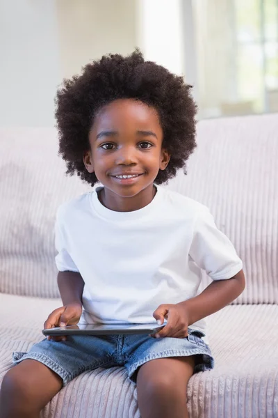 Ritratto di un bambino con tablet digitale — Foto Stock