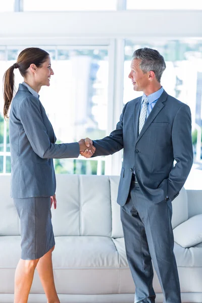 Two business workers shake hands — Stock Photo, Image