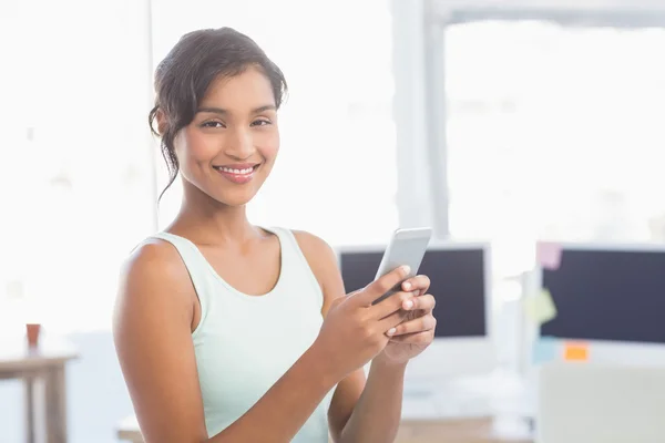 Mujer de negocios sonriente en el trabajo —  Fotos de Stock