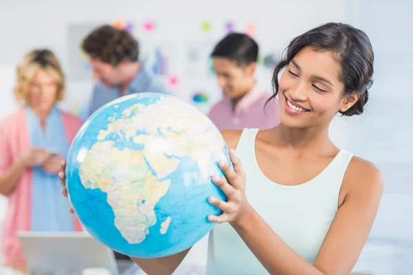 Mujer casual sosteniendo un globo —  Fotos de Stock