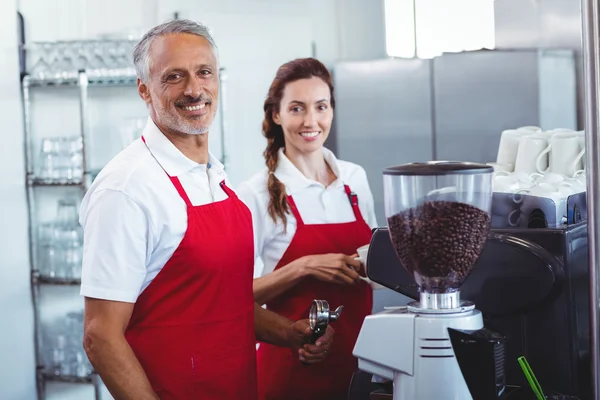 Baristas souriant à la caméra — Photo