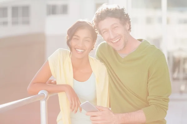 Couple occasionnel souriant à la caméra — Photo