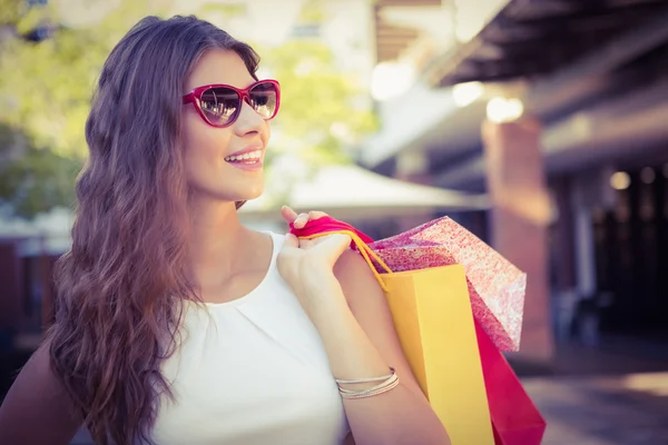 Mulher sorridente com sacos de compras — Fotografia de Stock