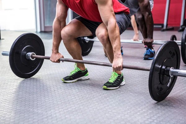 Trois jeunes bodybuilders faisant de l'haltérophilie — Photo