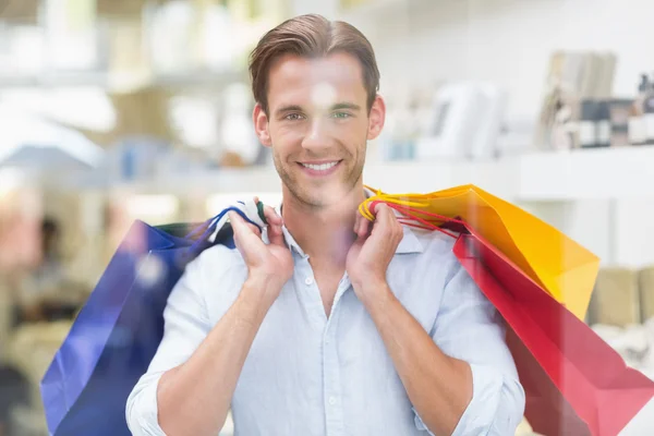 Retrato de um homem sorridente com sacos de compras — Fotografia de Stock