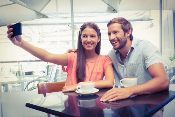 Joven feliz pareja haciendo selfie — Foto de Stock