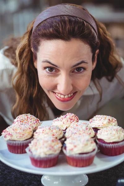 Ładna brunetka patrząc na ciasta — Zdjęcie stockowe