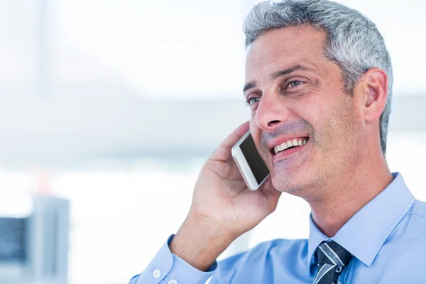 Heureux homme d'affaires ayant un appel téléphonique — Photo