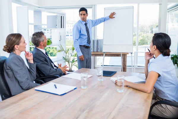 Business folk lyssnar under ett möte — Stockfoto