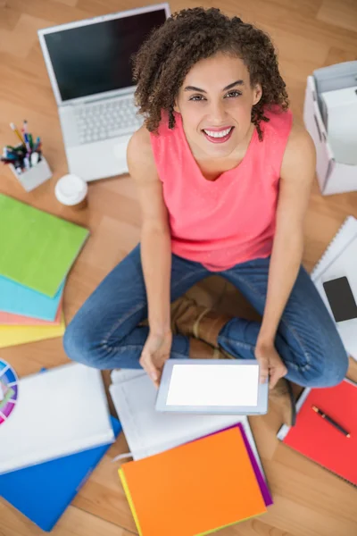 Junge kreative Geschäftsfrau hält ein Tablet in der Hand — Stockfoto