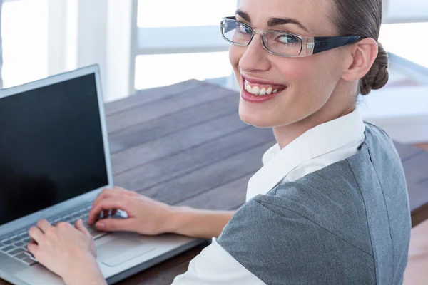 Donna d'affari utilizzando il computer portatile — Foto Stock