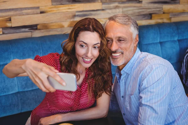 Pareja tomando una selfie — Foto de Stock