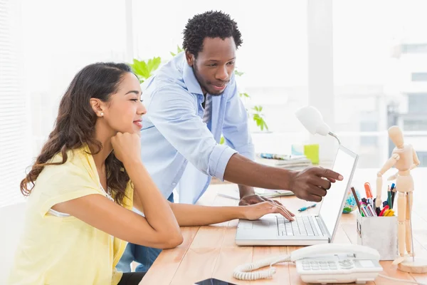 Joven empresario mostrando a una mujer de negocios algo — Foto de Stock