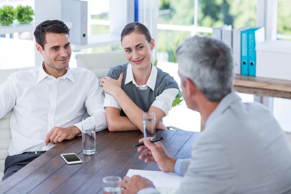 Gente de negocios casuales hablando juntos —  Fotos de Stock