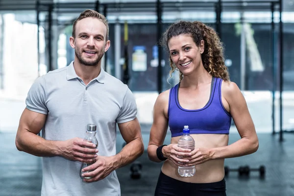 Femme musclée avec son entraîneur — Photo