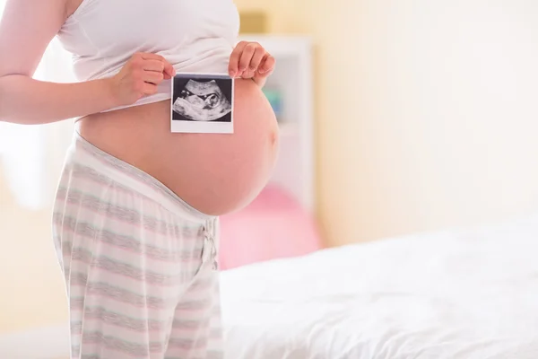 Mulher grávida mostrando ultra-som — Fotografia de Stock