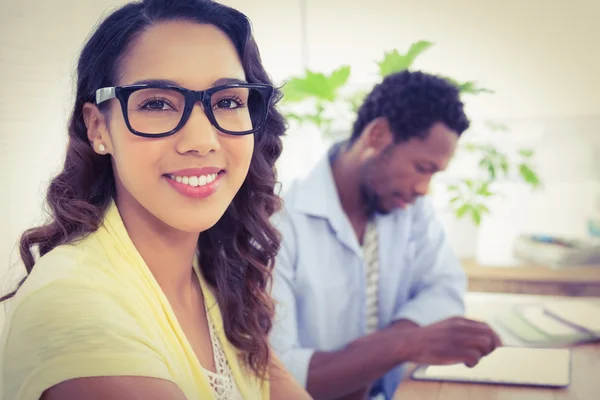 Bastante joven empresaria sonriendo a la cámara — Foto de Stock