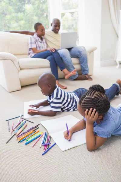 Felices hermanos en el dibujo del piso —  Fotos de Stock