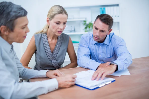 A business team brainstorming together — Stock Photo, Image