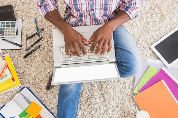 Jovem empresário digitando no laptop — Fotografia de Stock