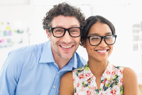 Retrato de colegas sorridentes com óculos — Fotografia de Stock