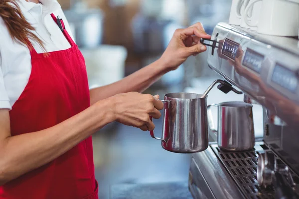 Barista usando máquina de café — Foto de Stock