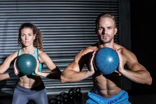 Muskulöses Paar bei Ballübungen — Stockfoto