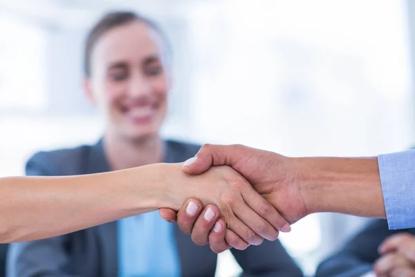 Empresários apertando as mãos durante a reunião — Fotografia de Stock