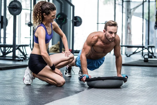 Paar macht Bosu-Ball-Übungen — Stockfoto