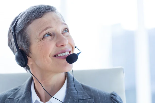 Lächelnde Geschäftsfrau telefoniert mit Kopfhörer — Stockfoto