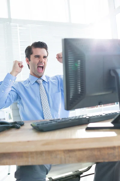 Alegre hombre de negocios animando en la oficina — Foto de Stock