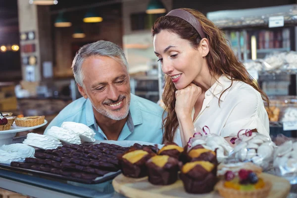 Cute couple looking at cakes — Stock Photo, Image