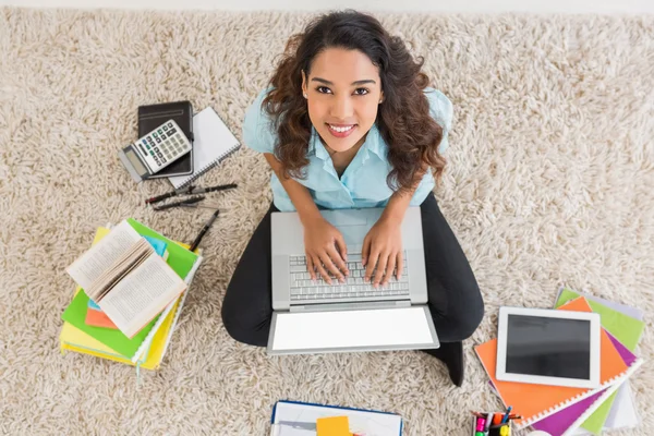 Ung affärskvinna att skriva på laptop — Stockfoto