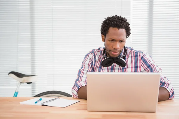 Affärsmannen ser förvirrad på laptop — Stockfoto