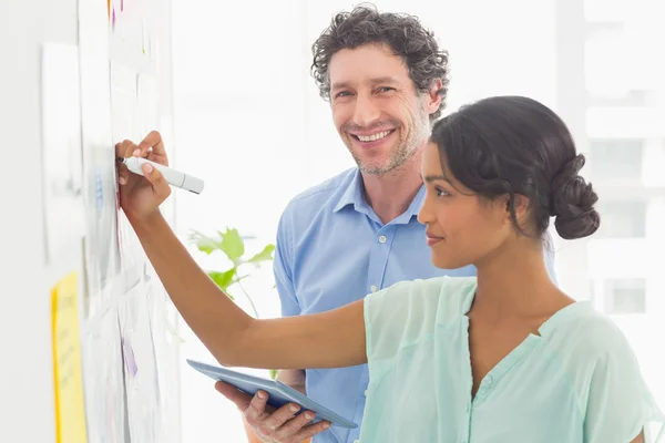 Equipe de negócios analisando gráficos juntos — Fotografia de Stock